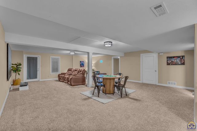 4520 SW Woods DR, Topeka, KS 66610