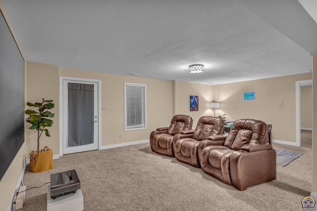 4520 SW Woods DR, Topeka, KS 66610