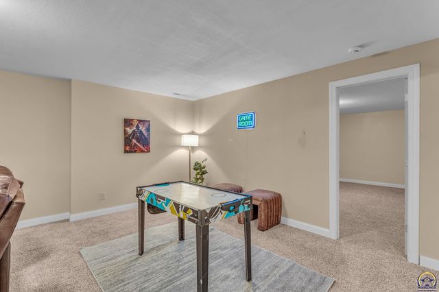 4520 SW Woods DR, Topeka, KS 66610