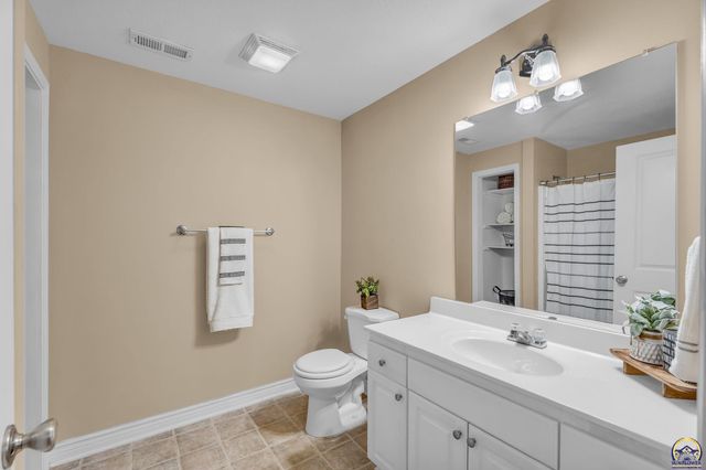 4520 SW Woods DR, Topeka, KS 66610