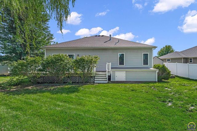 4520 SW Woods DR, Topeka, KS 66610