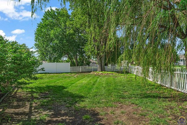 4520 SW Woods DR, Topeka, KS 66610
