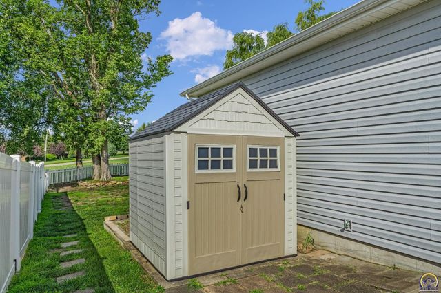 4520 SW Woods DR, Topeka, KS 66610