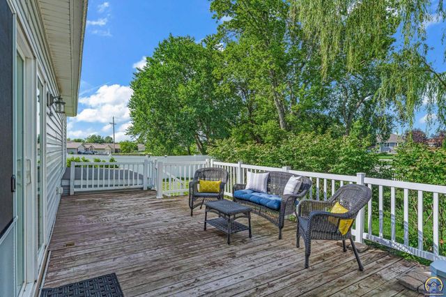 4520 SW Woods DR, Topeka, KS 66610