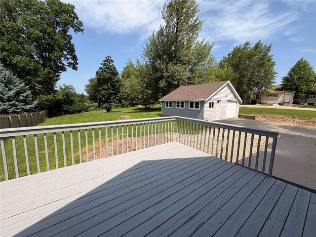 1230 Belmont Parkway NW, Cedar Rapids, IA 52405