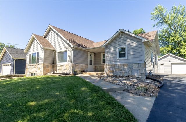 1230 Belmont Parkway NW, Cedar Rapids, IA 52405