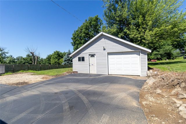 1230 Belmont Parkway NW, Cedar Rapids, IA 52405