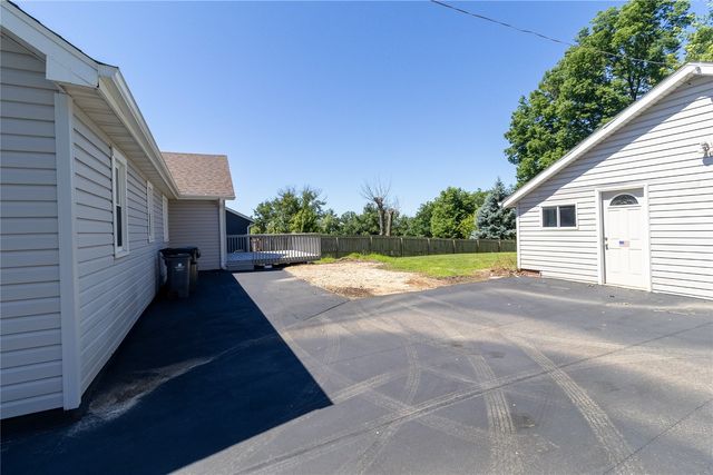 1230 Belmont Parkway NW, Cedar Rapids, IA 52405