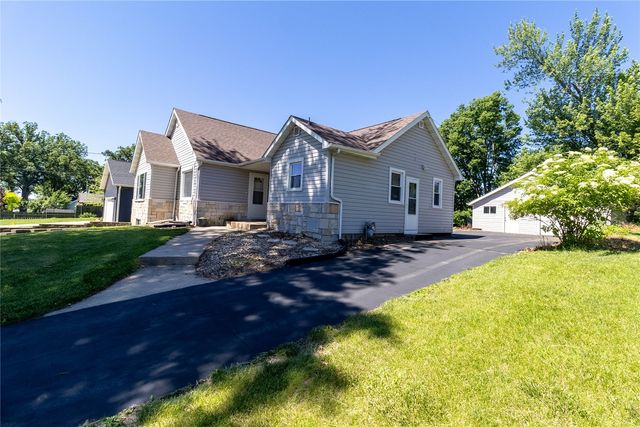1230 Belmont Parkway NW, Cedar Rapids, IA 52405