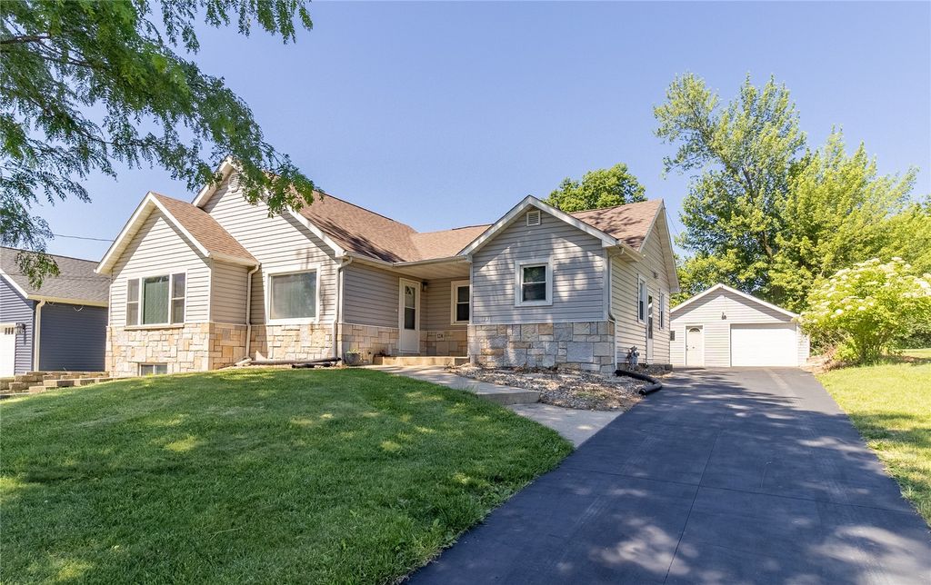 1230 Belmont Parkway NW, Cedar Rapids, IA 52405