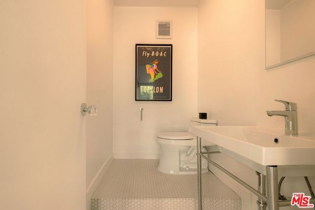 8876 Lookout Mountain Avenue, Los Angeles, CA 90046