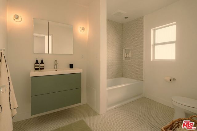 8876 Lookout Mountain Avenue, Los Angeles, CA 90046
