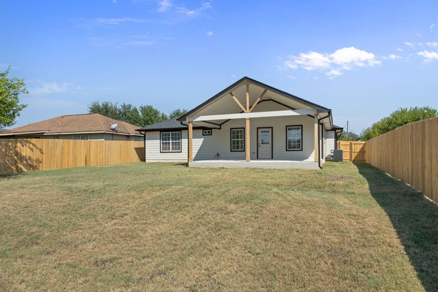 2303 Thomas ST, Taylor, TX 76574