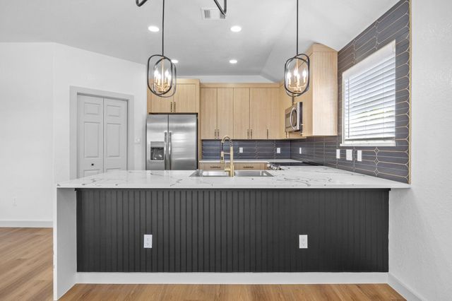 2303 Thomas ST, Taylor, TX 76574