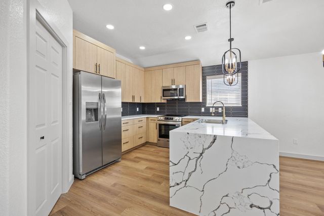 2303 Thomas ST, Taylor, TX 76574