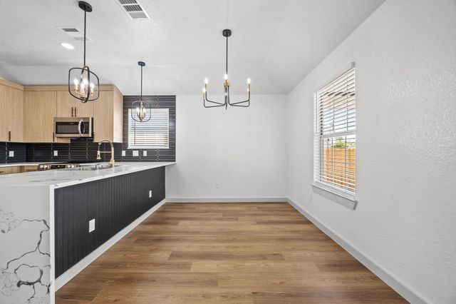 2303 Thomas ST, Taylor, TX 76574