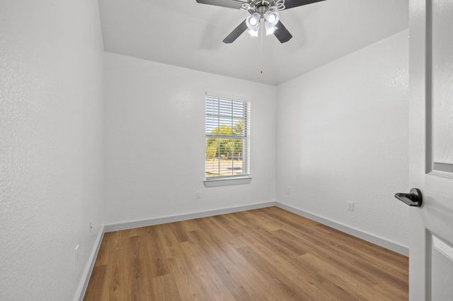 2303 Thomas ST, Taylor, TX 76574