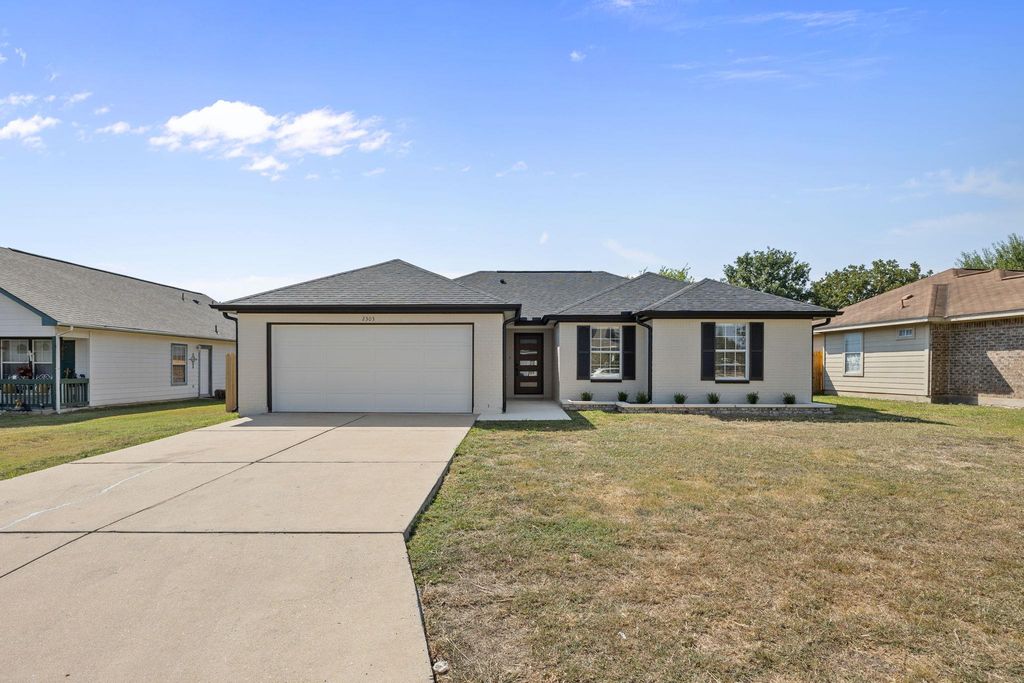 2303 Thomas ST, Taylor, TX 76574