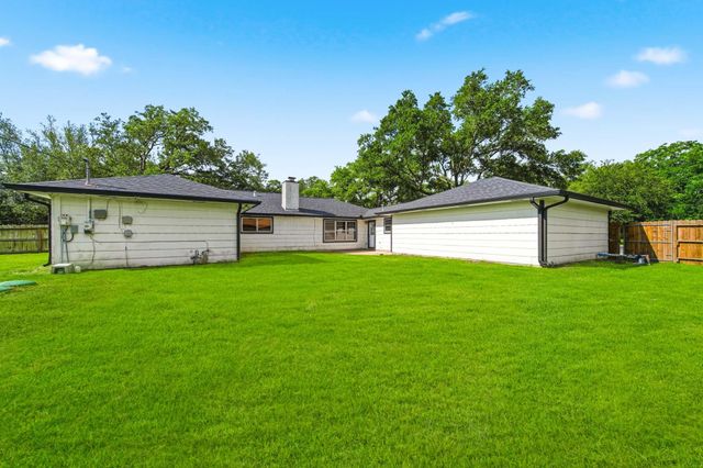 9 Robin Drive, Alvin, TX 77511