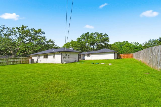 9 Robin Drive, Alvin, TX 77511