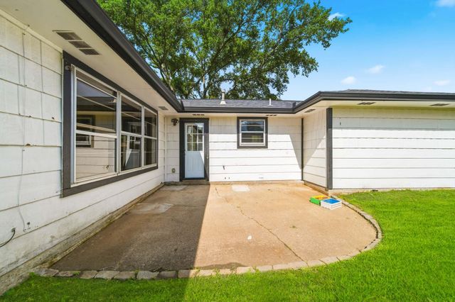 9 Robin Drive, Alvin, TX 77511
