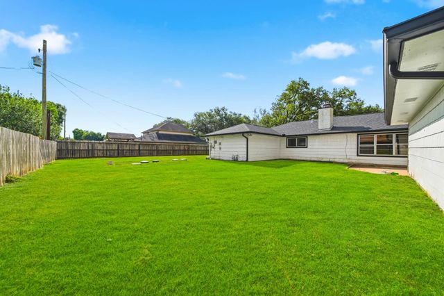 9 Robin Drive, Alvin, TX 77511