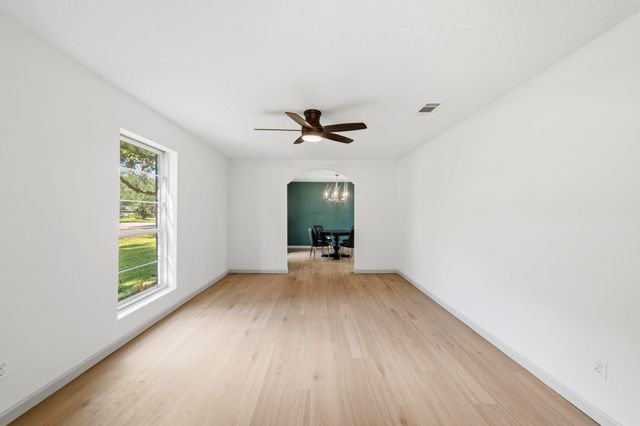 9 Robin Drive, Alvin, TX 77511