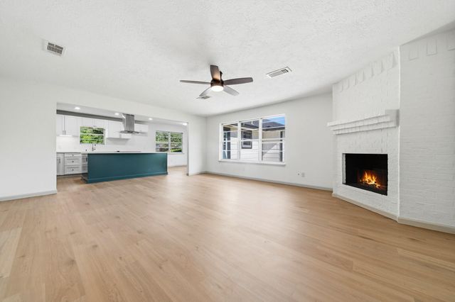 9 Robin Drive, Alvin, TX 77511