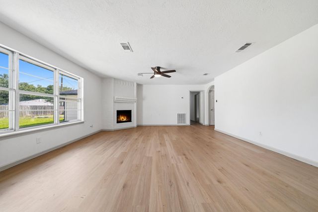 9 Robin Drive, Alvin, TX 77511
