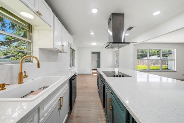 9 Robin Drive, Alvin, TX 77511