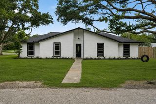 9 Robin Drive, Alvin, TX 77511