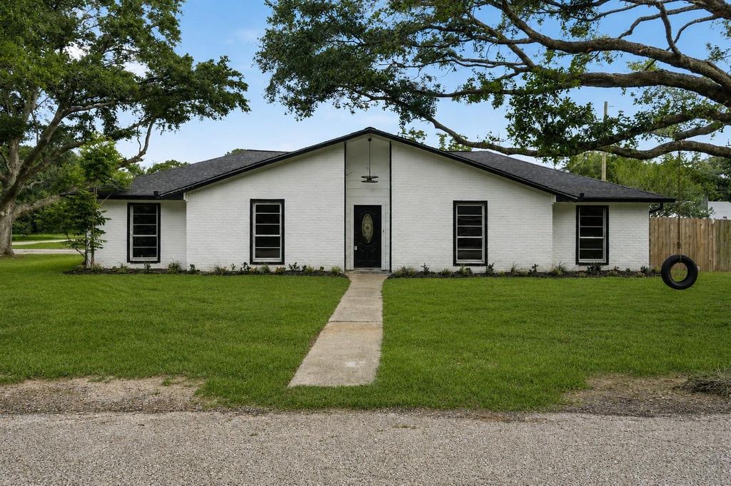 9 Robin Drive, Alvin, TX 77511