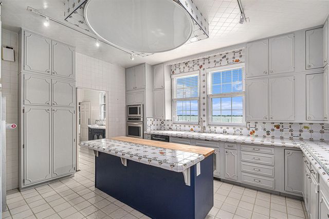 19123 Parke Lane, Grosse Ile, MI 48138