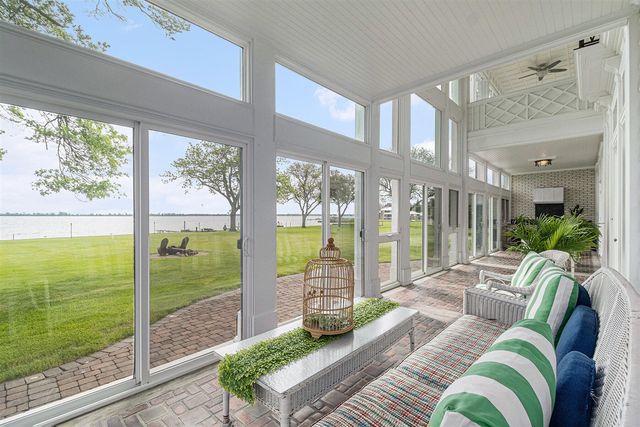 19123 Parke Lane, Grosse Ile, MI 48138