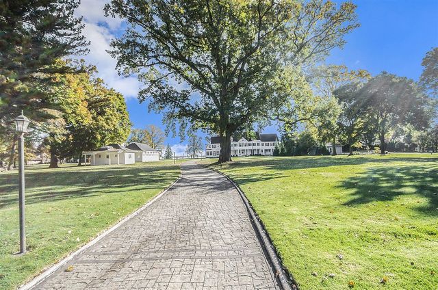 19123 Parke Lane, Grosse Ile, MI 48138