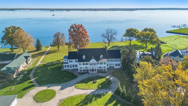 19123 Parke Lane, Grosse Ile, MI 48138