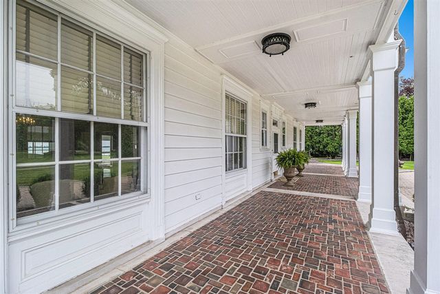 19123 Parke Lane, Grosse Ile, MI 48138