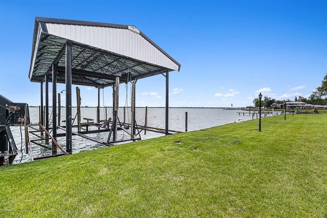 19123 Parke Lane, Grosse Ile, MI 48138