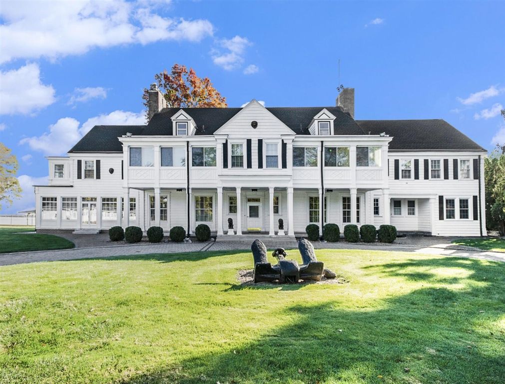 19123 Parke Lane, Grosse Ile, MI 48138