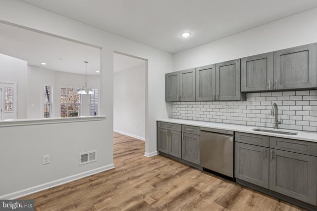 129 FOREST DR, Piscataway, NJ 08854