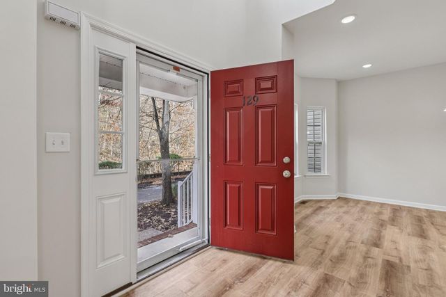 129 FOREST DR, Piscataway, NJ 08854