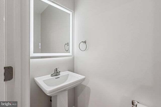 129 FOREST DR, Piscataway, NJ 08854