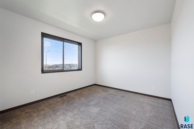 6146 S Bison Pl Place, Sioux Falls, SD 57108