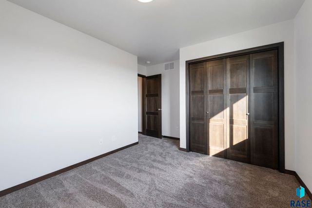 6146 S Bison Pl Place, Sioux Falls, SD 57108