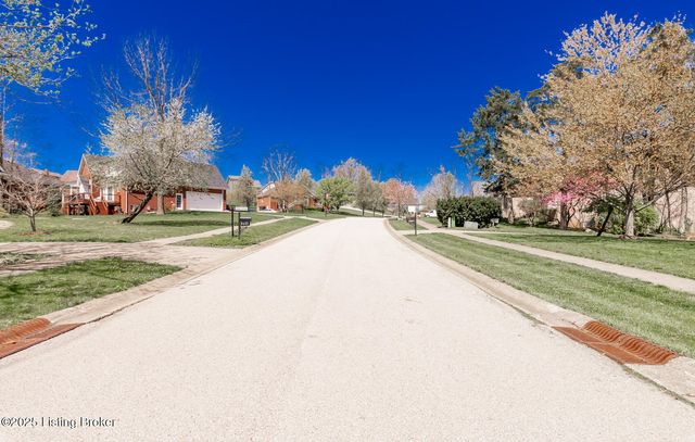 526 Wood Lake Dr, La Grange, KY 40031