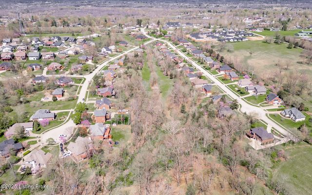 526 Wood Lake Dr, La Grange, KY 40031