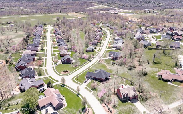 526 Wood Lake Dr, La Grange, KY 40031