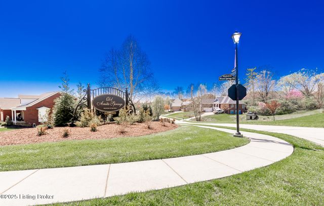 526 Wood Lake Dr, La Grange, KY 40031