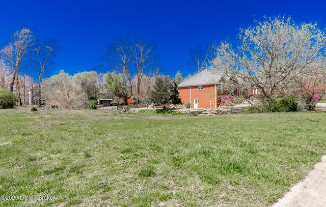 526 Wood Lake Dr, La Grange, KY 40031