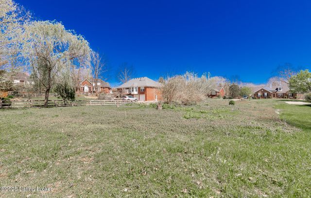 526 Wood Lake Dr, La Grange, KY 40031